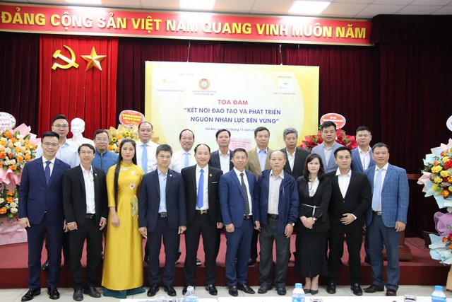 Tọa đàm thúc đẩy liên kết giữa Báo chí – Nhà trường – Doanh nghiệp trong phát triển nhân lực
- Ảnh 5. Tọa đàm thúc đẩy liên kết giữa Báo chí – Nhà trường – Doanh nghiệp trong phát triển nhân lực
- Ảnh 5.