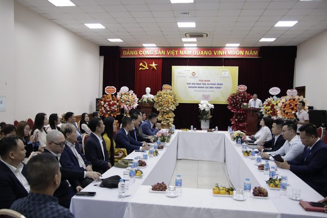 Tọa đàm thúc đẩy liên kết giữa Báo chí – Nhà trường – Doanh nghiệp trong phát triển nhân lực
- Ảnh 1. Tọa đàm thúc đẩy liên kết giữa Báo chí – Nhà trường – Doanh nghiệp trong phát triển nhân lực
- Ảnh 1.