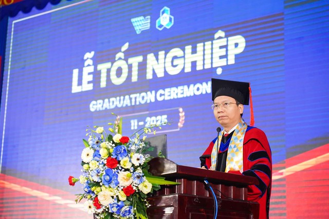 GS. TS. Mai Thanh Phong - Hiệu trưởng Nhà trường gửi gắm những điều căn dặn đến với tân cử nhân, kỹ sư.