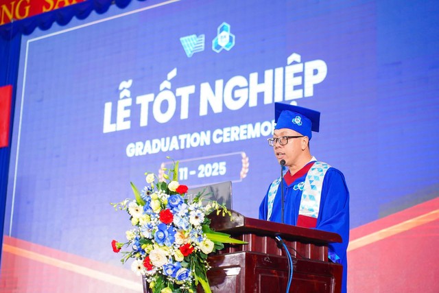 Tân tiến sĩ Đặng Duy Khanh phát biểu tại buổi lễ.