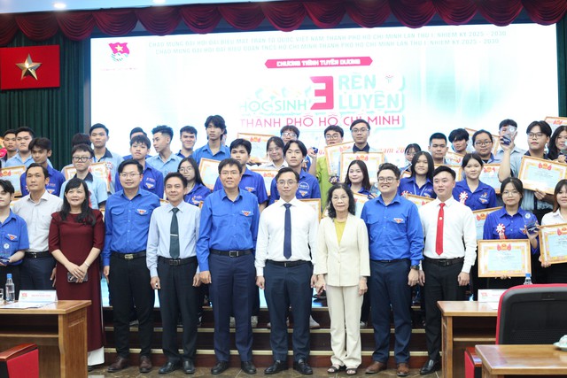 Các Đại biểu, khách mời, các em HS chụp hình lưu niệm.