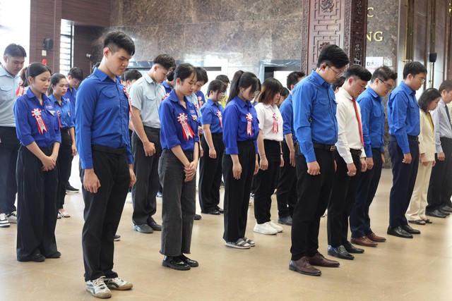 Lễ dâng hoa dâng hương Chủ tịch Tôn Đức Thắng.