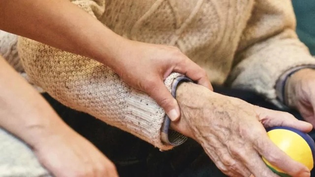 Người đ&agrave;n &ocirc;ng c&oacute; tiền, sống trong viện dưỡng l&atilde;o cao cấp nhưng v&igrave; 1 c&acirc;u n&oacute;i m&agrave; cảm thấy "khốn khổ": H&oacute;a ra người gi&agrave; chỉ thực sự vui vẻ khi được thế n&agrave;y- Ảnh 1.