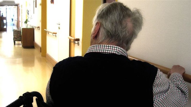 Người đ&agrave;n &ocirc;ng c&oacute; tiền, sống trong viện dưỡng l&atilde;o cao cấp nhưng v&igrave; 1 c&acirc;u n&oacute;i m&agrave; cảm thấy "khốn khổ": H&oacute;a ra người gi&agrave; chỉ thực sự vui vẻ khi được thế n&agrave;y- Ảnh 2.