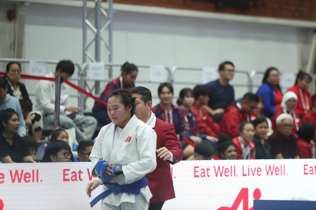 C&ocirc; b&eacute; 19 tuổi Phụng M&ugrave;i Nh&igrave;nh &ocirc;m mặt kh&oacute;c nức nở khi tuột mất HCV SEA Games- Ảnh 6.