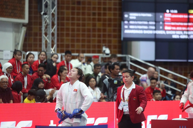 C&ocirc; b&eacute; 19 tuổi Phụng M&ugrave;i Nh&igrave;nh &ocirc;m mặt kh&oacute;c nức nở khi tuột mất HCV SEA Games- Ảnh 5.