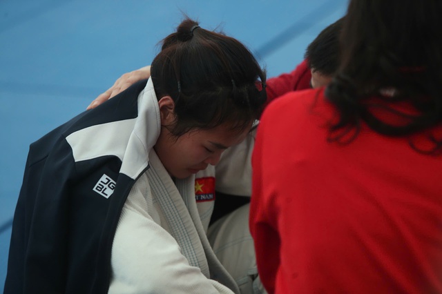 C&ocirc; b&eacute; 19 tuổi Phụng M&ugrave;i Nh&igrave;nh &ocirc;m mặt kh&oacute;c nức nở khi tuột mất HCV SEA Games- Ảnh 10.