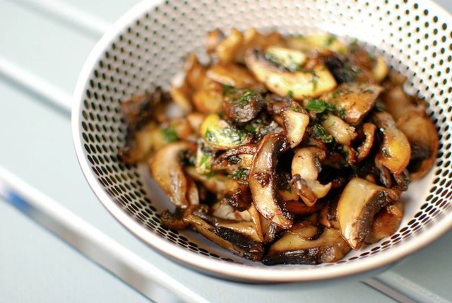 Ăn rau c&ograve;n bổ xương khớp hơn uống collagen? Chuy&ecirc;n gia chỉ ra 3 nh&oacute;m thực phẩm phải c&oacute; nếu muốn giảm vi&ecirc;m, bảo vệ đầu gối- Ảnh 2.