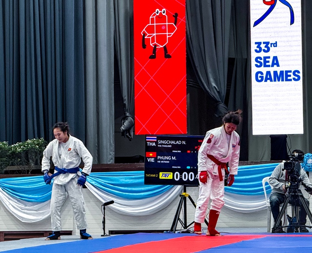 C&ocirc; b&eacute; 19 tuổi Phụng M&ugrave;i Nh&igrave;nh &ocirc;m mặt kh&oacute;c nức nở khi tuột mất HCV SEA Games- Ảnh 1.