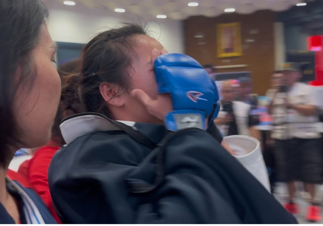 C&ocirc; b&eacute; 19 tuổi Phụng M&ugrave;i Nh&igrave;nh &ocirc;m mặt kh&oacute;c nức nở khi tuột mất HCV SEA Games- Ảnh 9.