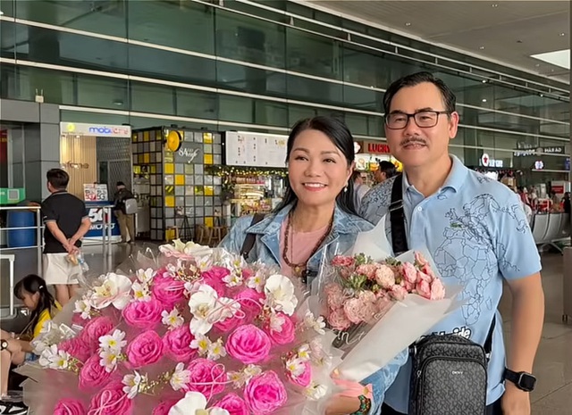 Nữ NSƯT vừa "lủi thủi" về Mỹ vài ngày đã quay lại Việt Nam, mang theo chồng- Ảnh 1.