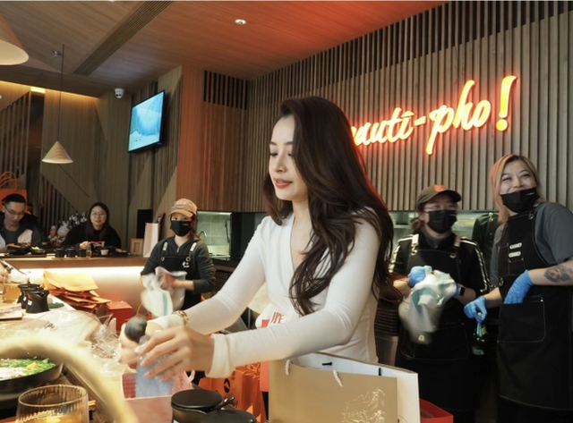 Hot girl Việt duy nhất qua Trung Quốc bán phở, ở Việt Nam có penthouse hơn 100 tỷ, yêu ai vẫn là 1 ẩn số- Ảnh 3. Hot girl Việt duy nhất qua Trung Quốc bán phở, ở Việt Nam có penthouse hơn 100 tỷ, yêu ai vẫn là 1 ẩn số- Ảnh 3.