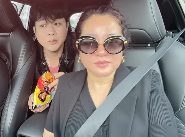 Nam ca sĩ đi Mỹ như đi chợ Bến Thành- Ảnh 1. Nam ca sĩ đi Mỹ như đi chợ Bến Thành- Ảnh 1.