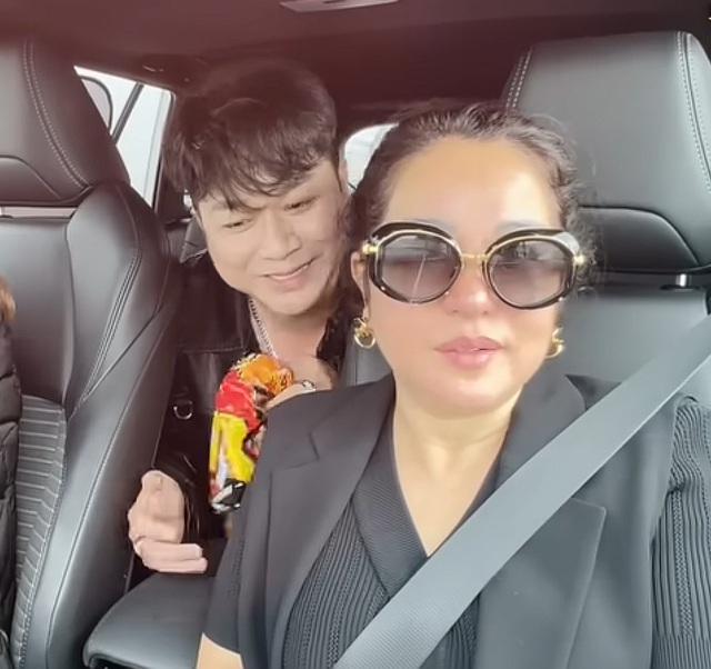 Nam ca sĩ đi Mỹ như đi chợ Bến Thành- Ảnh 2. Nam ca sĩ đi Mỹ như đi chợ Bến Thành- Ảnh 2.