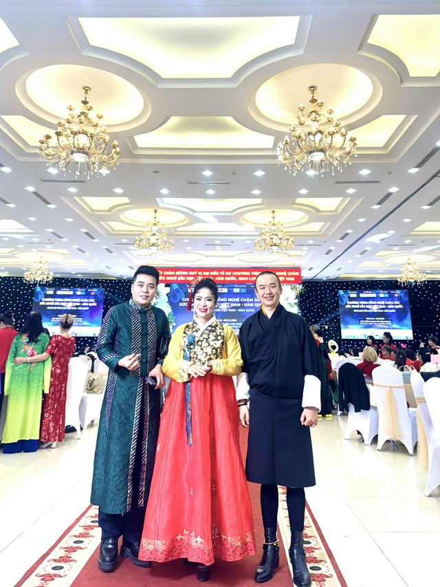 Sứ giả Kết nối Lê Lan Anh giành danh hiệu “Quán quân Đại sứ Hanbok – Nữ hoàng Quyền uy”- Ảnh 4. Sứ giả Kết nối Lê Lan Anh giành danh hiệu “Quán quân Đại sứ Hanbok – Nữ hoàng Quyền uy”- Ảnh 4.