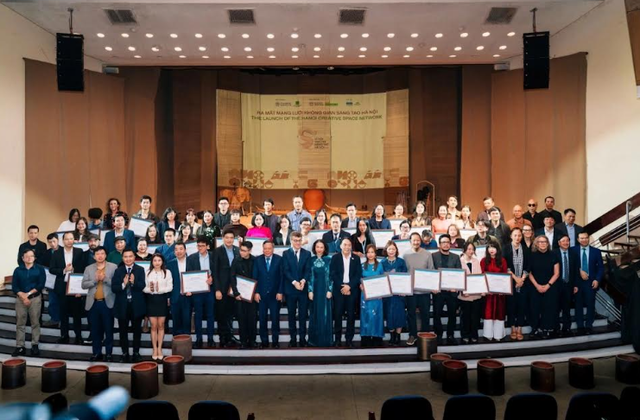 Sở Văn hoá và Thể thao Hà Nội đã công bố Quyết định và trao Chứng nhận Không gian văn hoá sáng tạo Hà Nội cho 82 không gian văn hoá sáng tạo. Sở Văn hoá và Thể thao Hà Nội đã công bố Quyết định và trao Chứng nhận Không gian văn hoá sáng tạo Hà Nội cho 82 không gian văn hoá sáng tạo.