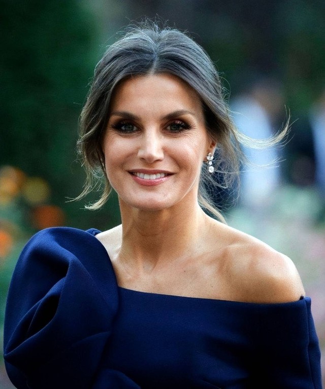 Khi "n&agrave;ng ti&ecirc;n c&aacute;" Charlene th&ocirc;i sầu muộn v&agrave; Vương hậu Letizia bu&ocirc;ng bỏ phấn son- Ảnh 12.