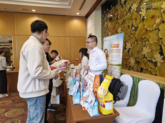Một gian hàng giới thiệu sản phẩm tại "Petfair Vietnam talk series - Thị trường thú cưng Việt Nam: Từ xu hướng đến cơ hội".
