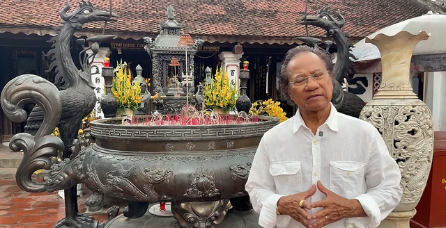 Chế Linh tới Ninh Bình: "Hôm nay tôi mặc chiếc áo dễ thương lắm"- Ảnh 1. Chế Linh tới Ninh Bình: "Hôm nay tôi mặc chiếc áo dễ thương lắm"- Ảnh 1.