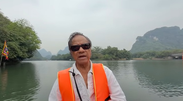 Chế Linh tới Ninh Bình: "Hôm nay tôi mặc chiếc áo dễ thương lắm"- Ảnh 2. Chế Linh tới Ninh Bình: "Hôm nay tôi mặc chiếc áo dễ thương lắm"- Ảnh 2.