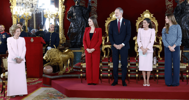 Khung h&igrave;nh quyền lực nhất Ho&agrave;ng gia T&acirc;y Ban Nha: B&agrave; nội U90 diện hồng phấn ngọt ng&agrave;o b&ecirc;n ch&aacute;u g&aacute;i "Nữ vương tương lai" rực đỏ kh&iacute; chất- Ảnh 6.