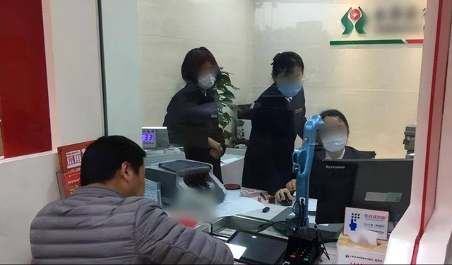 Con trai r&uacute;t 100 tỷ mẹ qua đời để lại, nh&acirc;n vi&ecirc;n ng&acirc;n h&agrave;ng quyết kh&ocirc;ng trả: Anh kh&ocirc;ng c&oacute; quyền!- Ảnh 3.