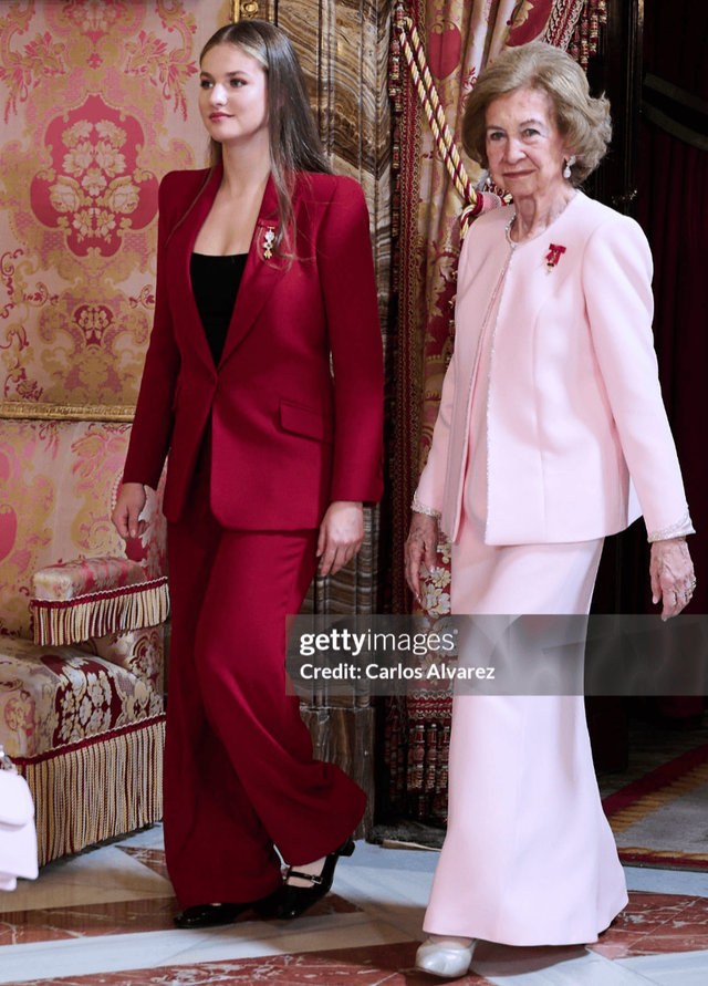Khung h&igrave;nh quyền lực nhất Ho&agrave;ng gia T&acirc;y Ban Nha: B&agrave; nội U90 diện hồng phấn ngọt ng&agrave;o b&ecirc;n ch&aacute;u g&aacute;i "Nữ vương tương lai" rực đỏ kh&iacute; chất- Ảnh 2.