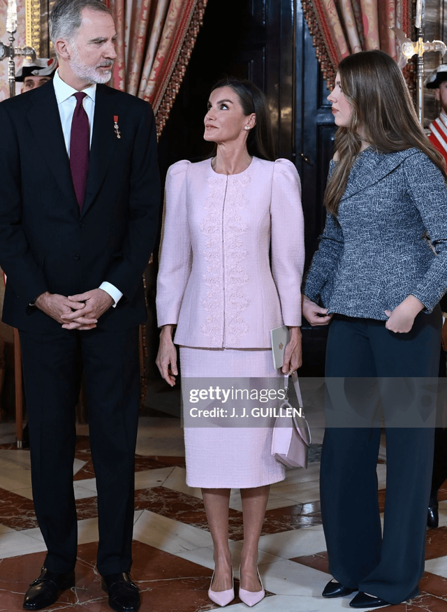 Khung h&igrave;nh quyền lực nhất Ho&agrave;ng gia T&acirc;y Ban Nha: B&agrave; nội U90 diện hồng phấn ngọt ng&agrave;o b&ecirc;n ch&aacute;u g&aacute;i "Nữ vương tương lai" rực đỏ kh&iacute; chất- Ảnh 5.