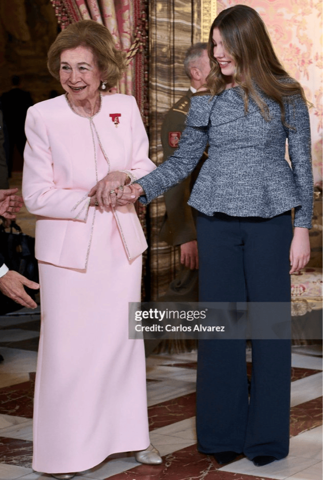 Khung h&igrave;nh quyền lực nhất Ho&agrave;ng gia T&acirc;y Ban Nha: B&agrave; nội U90 diện hồng phấn ngọt ng&agrave;o b&ecirc;n ch&aacute;u g&aacute;i "Nữ vương tương lai" rực đỏ kh&iacute; chất- Ảnh 1.