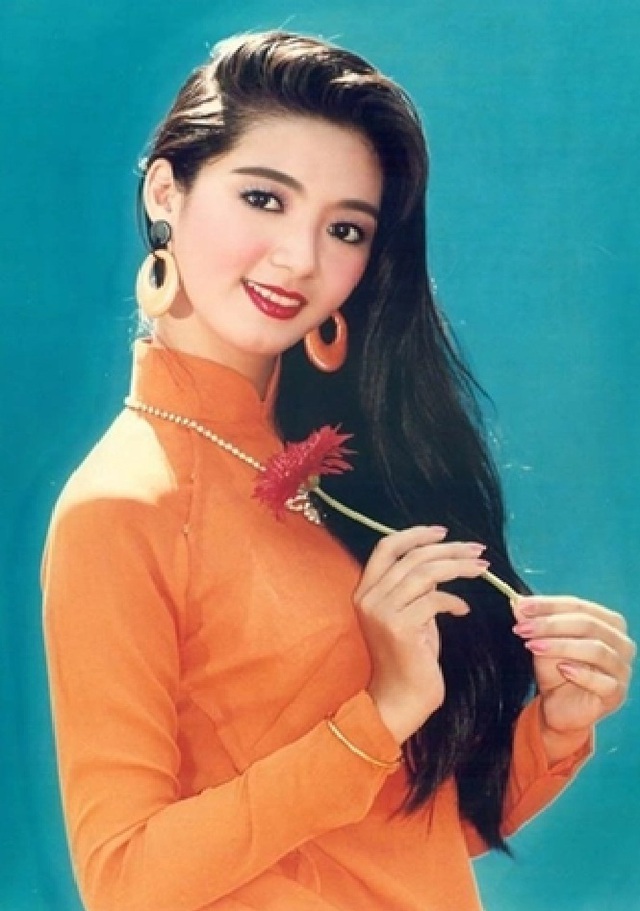 Nhan sắc ở tuổi 51 của Hoa hậu Điện ảnh kêu gọi xây cầu vùng lũ- Ảnh 4. Nhan sắc ở tuổi 51 của Hoa hậu Điện ảnh kêu gọi xây cầu vùng lũ- Ảnh 4.