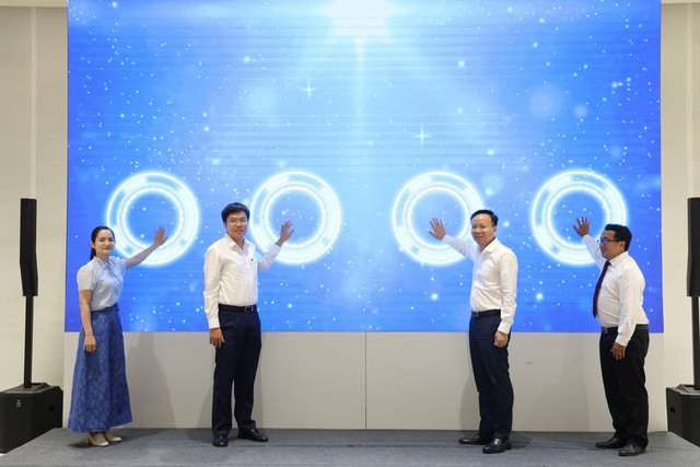 Từ trái sang: ThS Phùng Thị Hương; Ông Nguyễn Đăng Khoa – Phó Bí thư, Chủ nhiệm Uỷ ban Kiểm tra Thành Đoàn, Chủ tịch Hội sinh viên TP.HCM; GS.TS Mai Thanh Phong – Uỷ viên Ban Thường vụ Đảng uỷ ĐHQG-HCM, Hiệu trưởng Trường ĐH Bách khoa; PGS.TS Lê Thanh Long – Phó Trưởng phòng Công tác Sinh viên Trường ĐH Bách khoa, Chủ nhiệm CLB Trí thức trẻ ĐHQG-HCM thực hiện nghi thức khai mạc. Từ trái sang: ThS Phùng Thị Hương; Ông Nguyễn Đăng Khoa – Phó Bí thư, Chủ nhiệm Uỷ ban Kiểm tra Thành Đoàn, Chủ tịch Hội sinh viên TP.HCM; GS.TS Mai Thanh Phong – Uỷ viên Ban Thường vụ Đảng uỷ ĐHQG-HCM, Hiệu trưởng Trường ĐH Bách khoa; PGS.TS Lê Thanh Long – Phó Trưởng phòng Công tác Sinh viên Trường ĐH Bách khoa, Chủ nhiệm CLB Trí thức trẻ ĐHQG-HCM thực hiện nghi thức khai mạc.