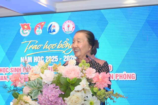 Lan tỏa yêu thương từ Lễ trao học bổng Vừ A Dính và CLB “Vì Hoàng Sa – Trường Sa thân yêu” năm học 2025–2026 tại Cà Mau- Ảnh 1.