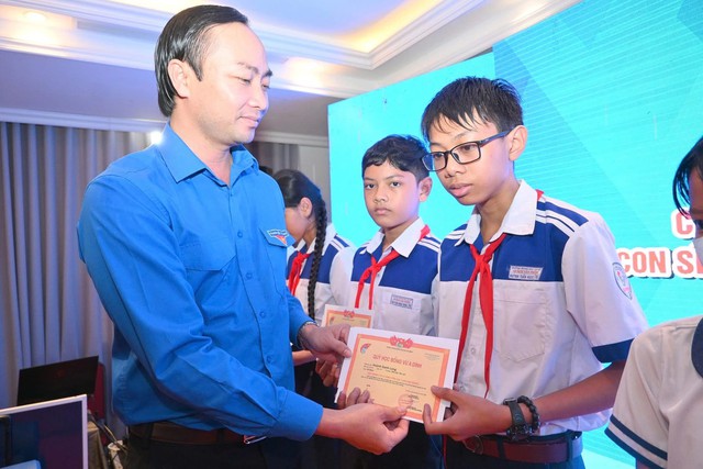 Lan tỏa yêu thương từ Lễ trao học bổng Vừ A Dính và CLB “Vì Hoàng Sa – Trường Sa thân yêu” năm học 2025–2026 tại Cà Mau- Ảnh 2.