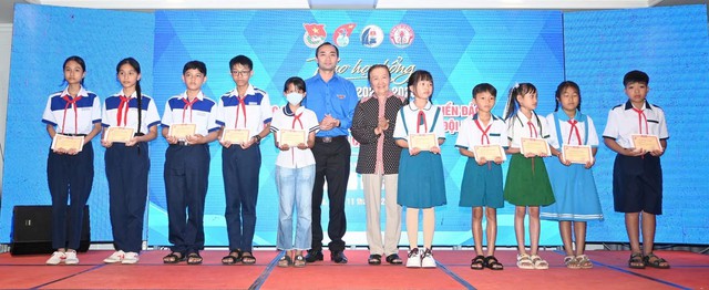 Lan tỏa yêu thương từ Lễ trao học bổng Vừ A Dính và CLB “Vì Hoàng Sa – Trường Sa thân yêu” năm học 2025–2026 tại Cà Mau- Ảnh 3.