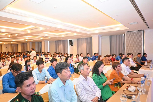 Lan tỏa yêu thương từ Lễ trao học bổng Vừ A Dính và CLB “Vì Hoàng Sa – Trường Sa thân yêu” năm học 2025–2026 tại Cà Mau- Ảnh 4.