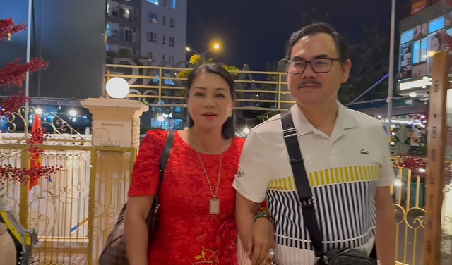 Nữ NSƯT từ Mỹ dẫn chồng về thăm "người t&igrave;nh s&acirc;n khấu"- Ảnh 1.