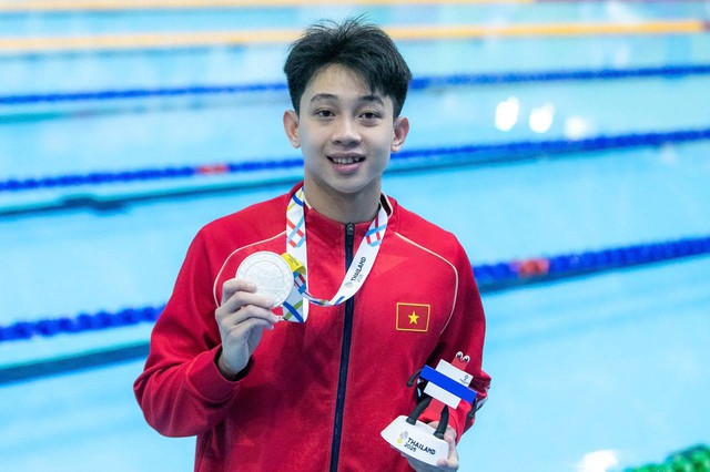"Rái cá sông Gianh" Huy Hoàng lần thứ 5 giành HCV bơi 1500m SEA Games, visual kình ngư HCB bên cạnh cũng hot không kém- Ảnh 3. "Rái cá sông Gianh" Huy Hoàng lần thứ 5 giành HCV bơi 1500m SEA Games, visual kình ngư HCB bên cạnh cũng hot không kém- Ảnh 3.
