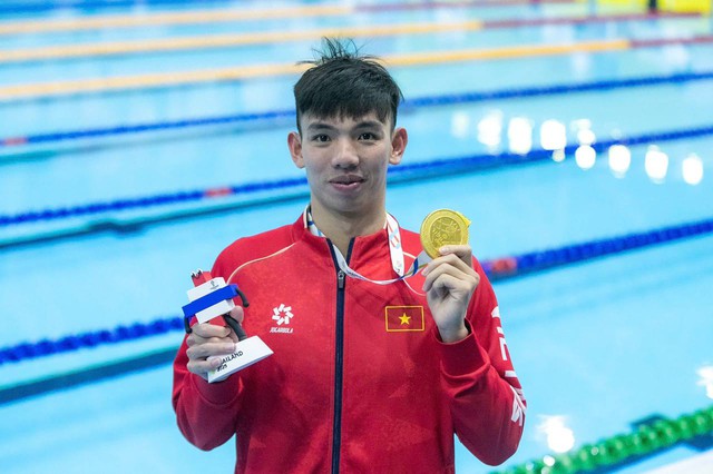 "Rái cá sông Gianh" Huy Hoàng lần thứ 5 giành HCV bơi 1500m SEA Games, visual kình ngư HCB bên cạnh cũng hot không kém- Ảnh 1. "Rái cá sông Gianh" Huy Hoàng lần thứ 5 giành HCV bơi 1500m SEA Games, visual kình ngư HCB bên cạnh cũng hot không kém- Ảnh 1.