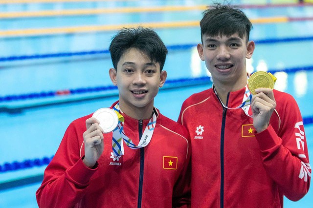 "Rái cá sông Gianh" Huy Hoàng lần thứ 5 giành HCV bơi 1500m SEA Games, visual kình ngư HCB bên cạnh cũng hot không kém- Ảnh 2. "Rái cá sông Gianh" Huy Hoàng lần thứ 5 giành HCV bơi 1500m SEA Games, visual kình ngư HCB bên cạnh cũng hot không kém- Ảnh 2.