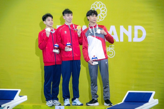 "Rái cá sông Gianh" Huy Hoàng lần thứ 5 giành HCV bơi 1500m SEA Games, visual kình ngư HCB bên cạnh cũng hot không kém- Ảnh 11. "Rái cá sông Gianh" Huy Hoàng lần thứ 5 giành HCV bơi 1500m SEA Games, visual kình ngư HCB bên cạnh cũng hot không kém- Ảnh 11.