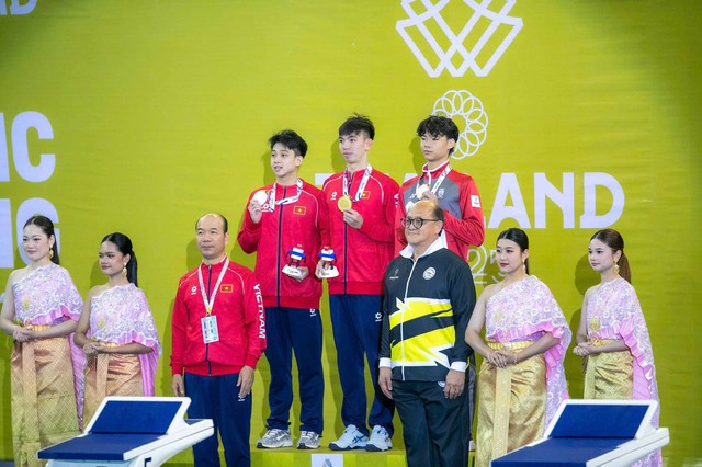 "Rái cá sông Gianh" Huy Hoàng lần thứ 5 giành HCV bơi 1500m SEA Games, visual kình ngư HCB bên cạnh cũng hot không kém- Ảnh 12. "Rái cá sông Gianh" Huy Hoàng lần thứ 5 giành HCV bơi 1500m SEA Games, visual kình ngư HCB bên cạnh cũng hot không kém- Ảnh 12.