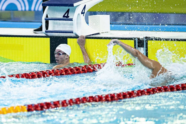 "Rái cá sông Gianh" Huy Hoàng lần thứ 5 giành HCV bơi 1500m SEA Games, visual kình ngư HCB bên cạnh cũng hot không kém- Ảnh 6. "Rái cá sông Gianh" Huy Hoàng lần thứ 5 giành HCV bơi 1500m SEA Games, visual kình ngư HCB bên cạnh cũng hot không kém- Ảnh 6.