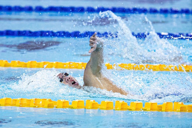 "Rái cá sông Gianh" Huy Hoàng lần thứ 5 giành HCV bơi 1500m SEA Games, visual kình ngư HCB bên cạnh cũng hot không kém- Ảnh 8. "Rái cá sông Gianh" Huy Hoàng lần thứ 5 giành HCV bơi 1500m SEA Games, visual kình ngư HCB bên cạnh cũng hot không kém- Ảnh 8.