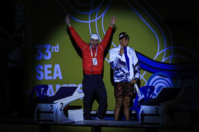 "Rái cá sông Gianh" Huy Hoàng lần thứ 5 giành HCV bơi 1500m SEA Games, visual kình ngư HCB bên cạnh cũng hot không kém- Ảnh 10. "Rái cá sông Gianh" Huy Hoàng lần thứ 5 giành HCV bơi 1500m SEA Games, visual kình ngư HCB bên cạnh cũng hot không kém- Ảnh 10.