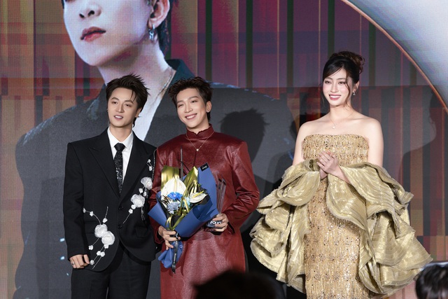 Tăng Ph&uacute;c ra MV mới sau khi ẵm giải thưởng đầu ti&ecirc;n trong sự nghiệp- Ảnh 4.