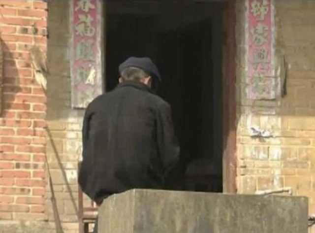 L&atilde;o n&ocirc;ng nh&agrave; ngh&egrave;o nhận nu&ocirc;i một b&eacute; g&aacute;i bị bỏ rơi, kh&ocirc;ng ngờ 23 năm sau, ch&iacute;nh c&ocirc; lại kiện &ocirc;ng ra t&ograve;a- Ảnh 4.