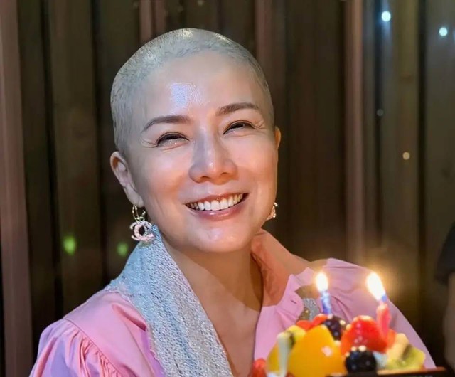 &Aacute; hậu đ&igrave;nh đ&aacute;m bất ngờ lộ diện sau 1 năm điều trị ung thư v&uacute; giai đoạn cuối, th&acirc;n h&igrave;nh gầy rộc khiến ai cũng giật m&igrave;nh- Ảnh 2.