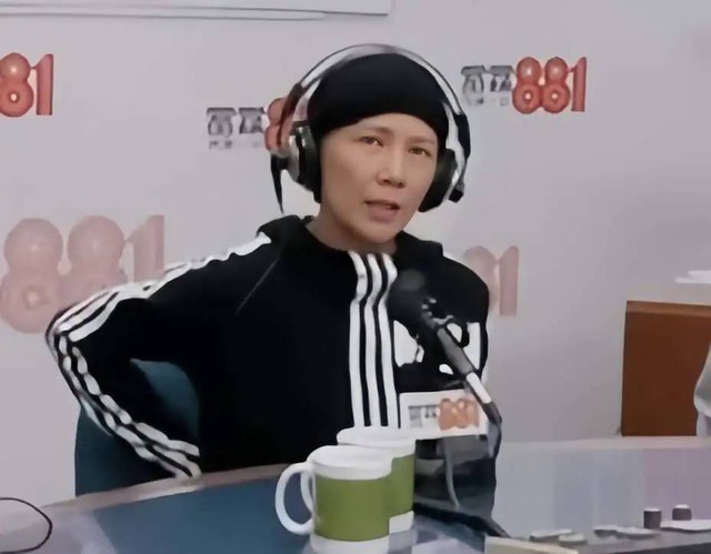 &Aacute; hậu đ&igrave;nh đ&aacute;m bất ngờ lộ diện sau 1 năm điều trị ung thư v&uacute; giai đoạn cuối, th&acirc;n h&igrave;nh gầy rộc khiến ai cũng giật m&igrave;nh- Ảnh 1.