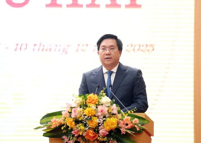 Chủ tịch Trần Duy Đông phát biểu tại kỳ họp. Chủ tịch Trần Duy Đông phát biểu tại kỳ họp.