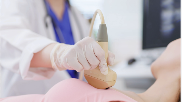 &Aacute; hậu đ&igrave;nh đ&aacute;m bất ngờ lộ diện sau 1 năm điều trị ung thư v&uacute; giai đoạn cuối, th&acirc;n h&igrave;nh gầy rộc khiến ai cũng giật m&igrave;nh- Ảnh 6.